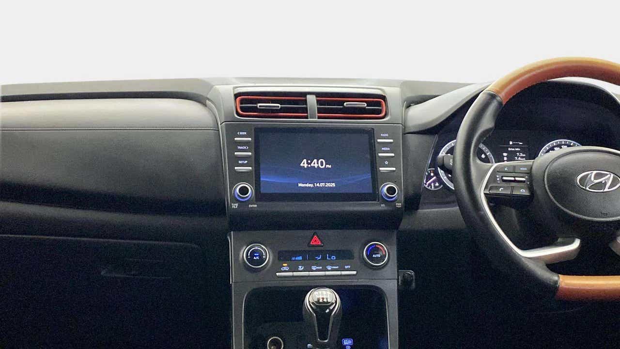 Dashboard and steering wheel of a Hyundai Creta 2018-2023