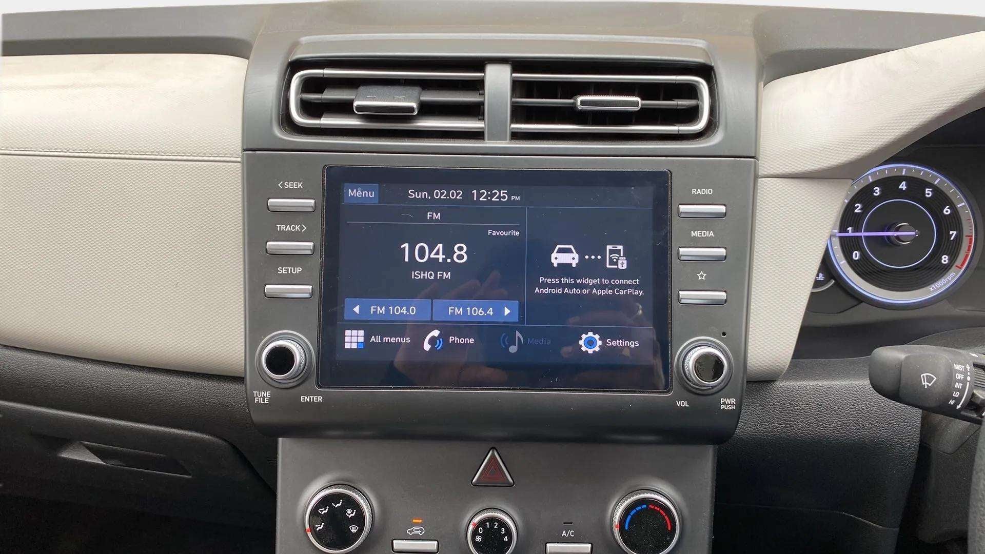 Dashboard touchscreen infotainment system of a Hyundai Creta 2018-2023