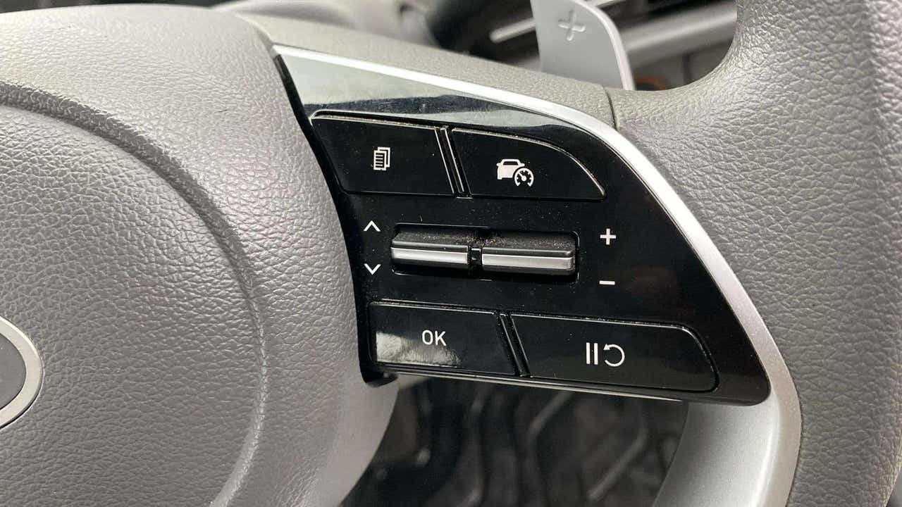Steering wheel controls of a Hyundai Creta