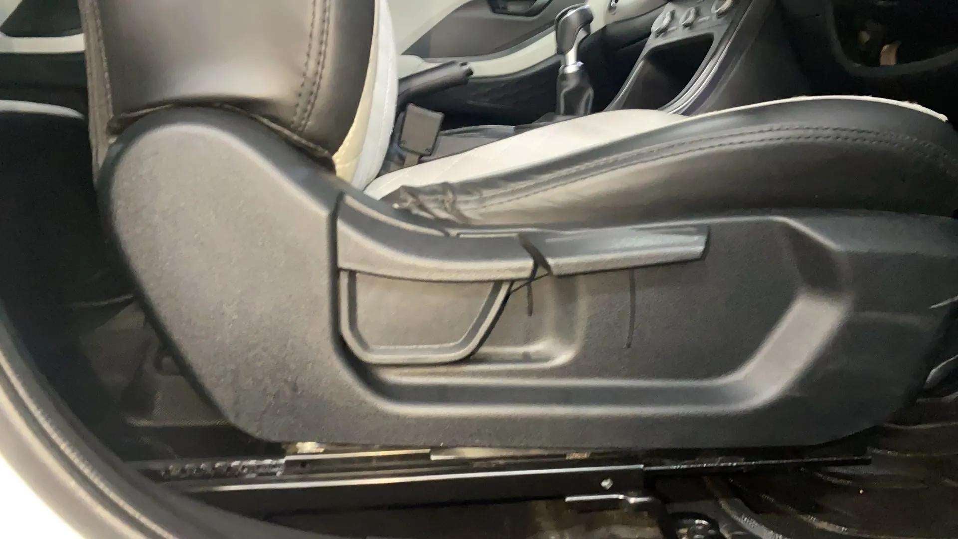 Side view of a Hyundai Creta 2018-2023 car seat interior