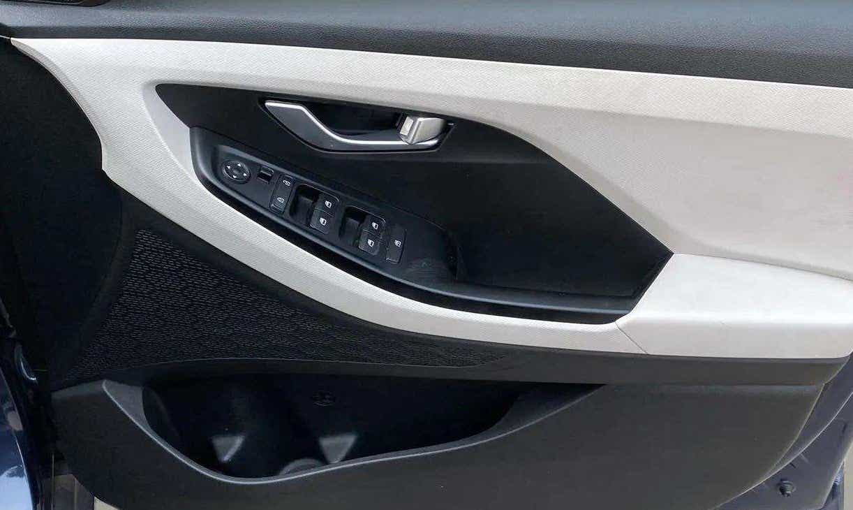 Interior door panel with controls of a Hyundai Creta 2018-2023