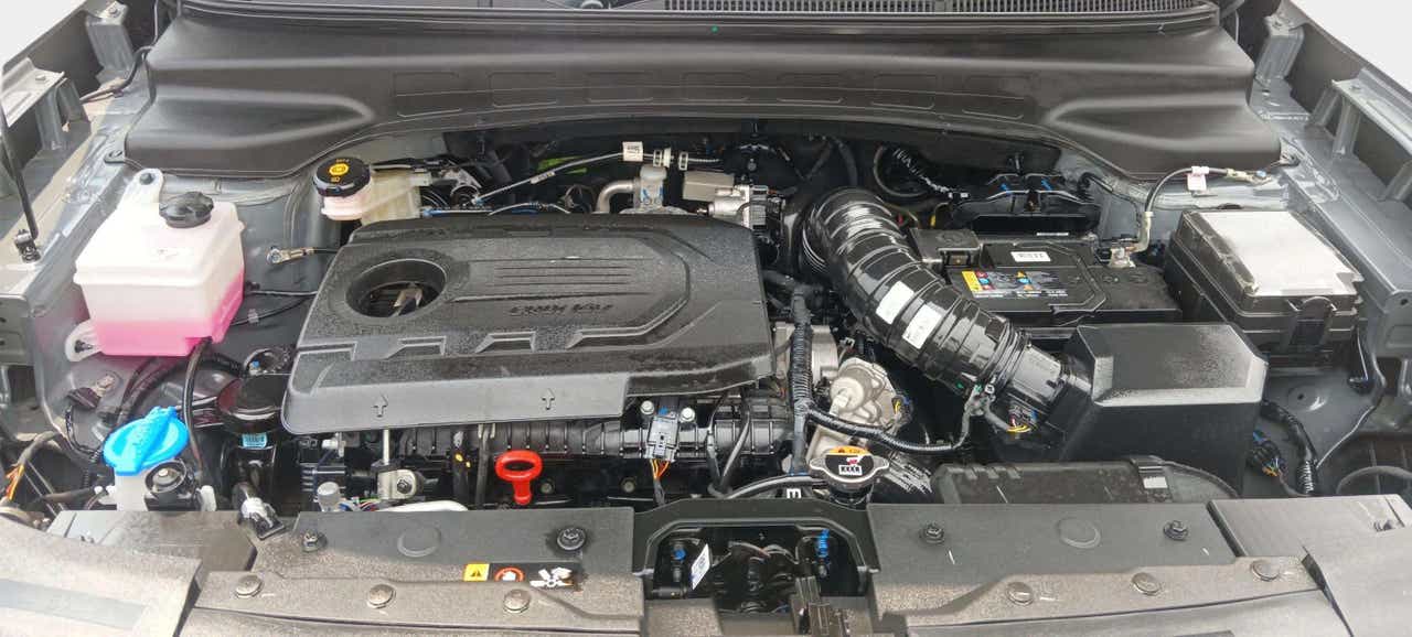 Engine bay of a Hyundai Creta