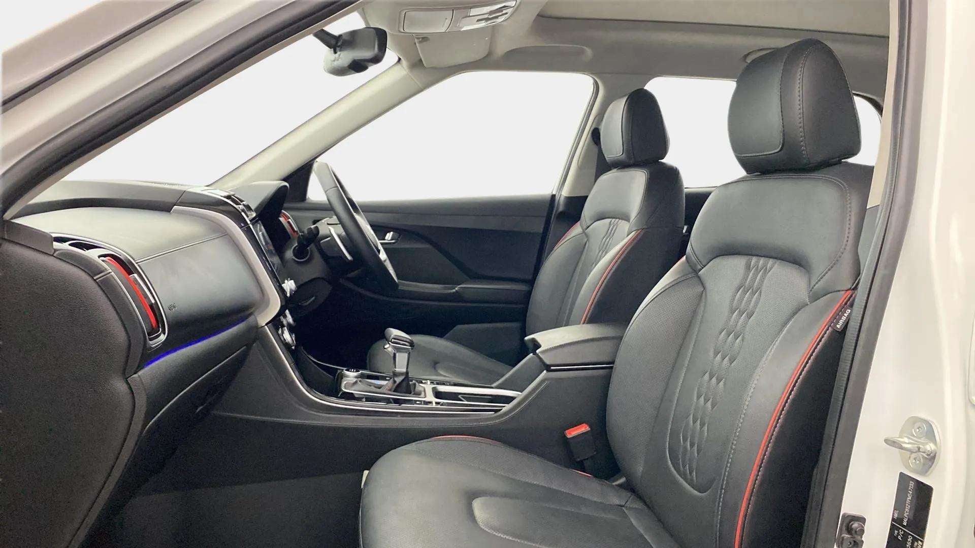Front interior seats and dashboard of a Hyundai Creta 2018-2023