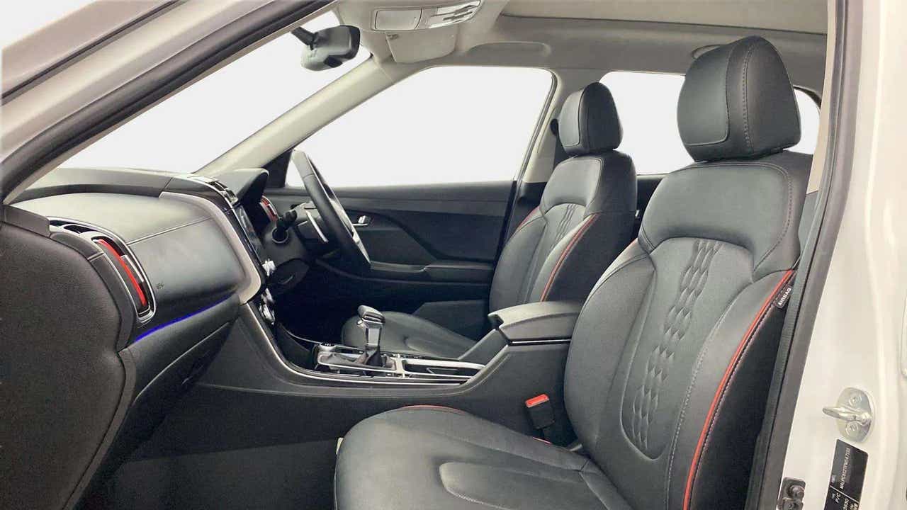 Front interior seats and dashboard of a Hyundai Creta 2018-2023