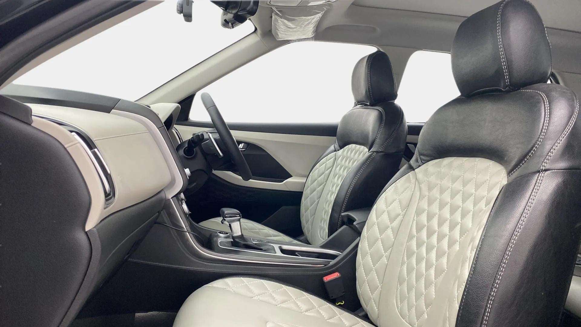 Front interior view of a Hyundai Creta 2018-2023