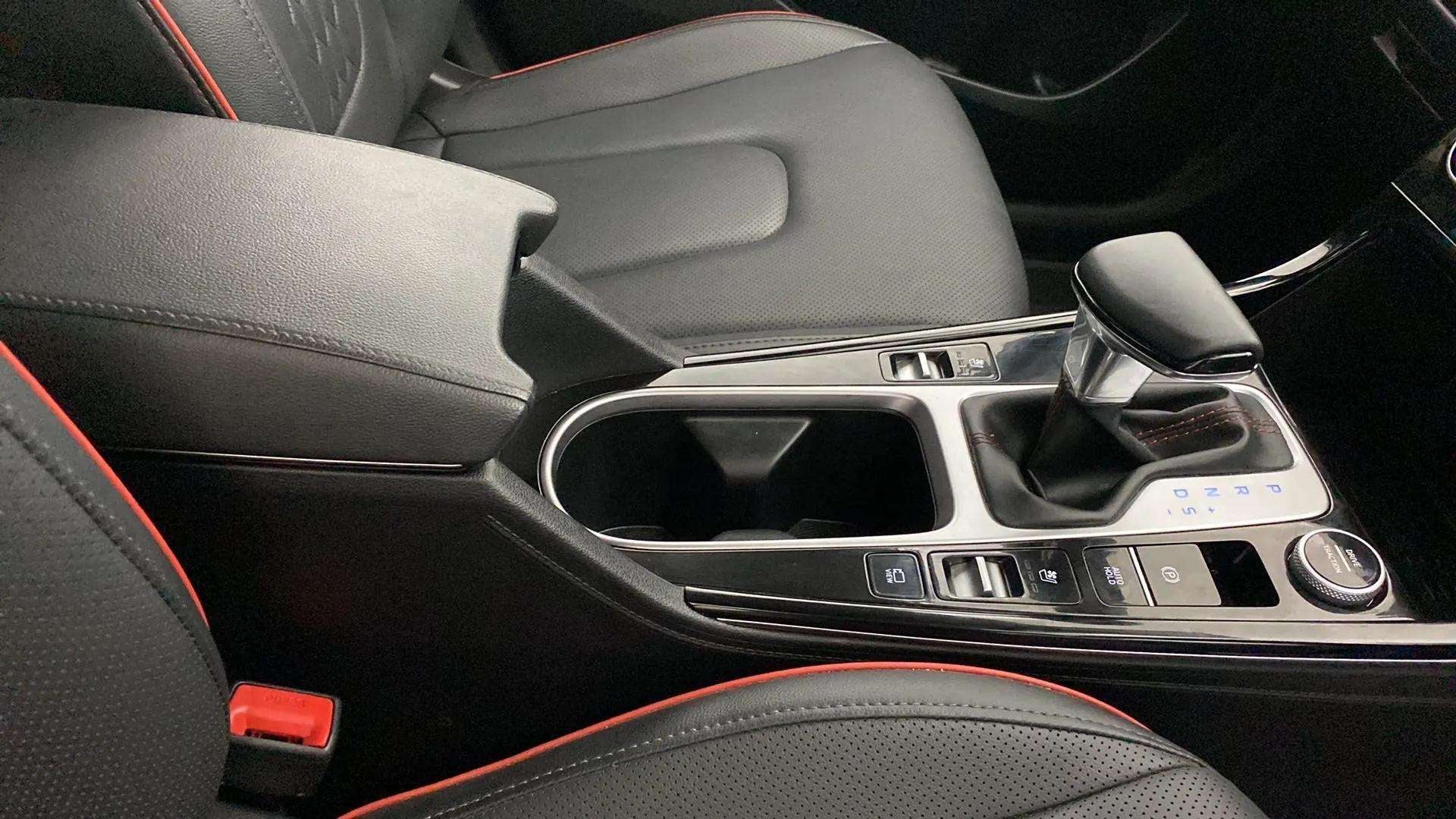 Center console and gear lever of a Hyundai Creta 2018-2023
