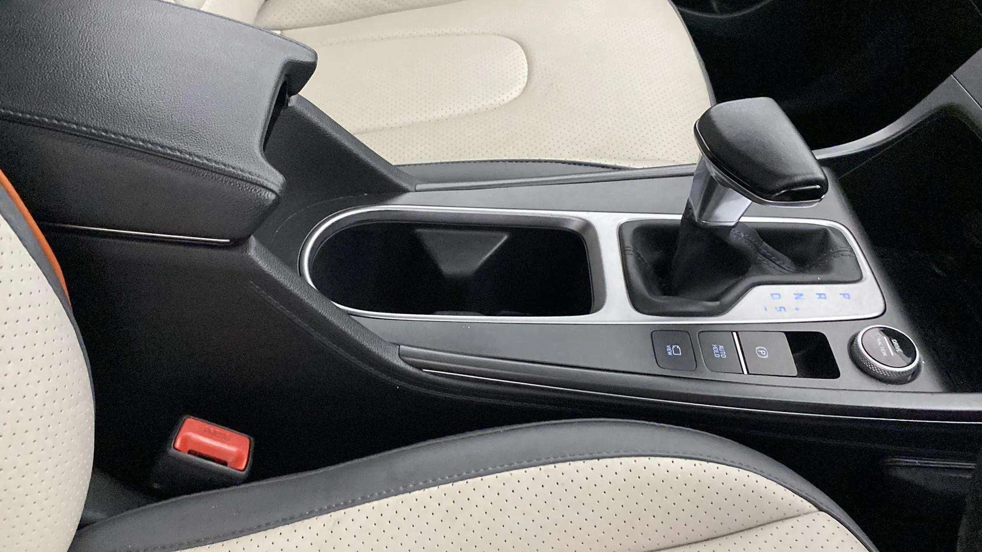 Centre console with gear shifter of a Hyundai Creta 2018-2023