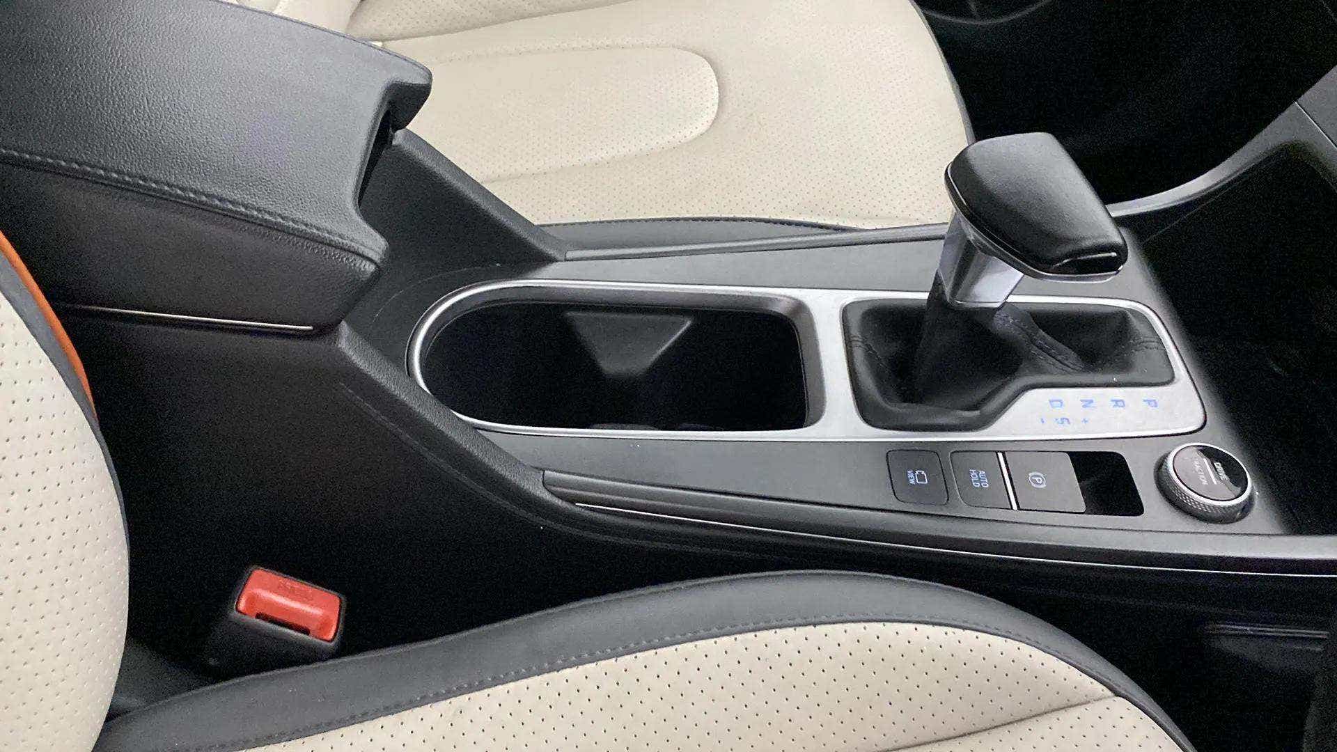 Centre console with gear shifter of a Hyundai Creta 2018-2023
