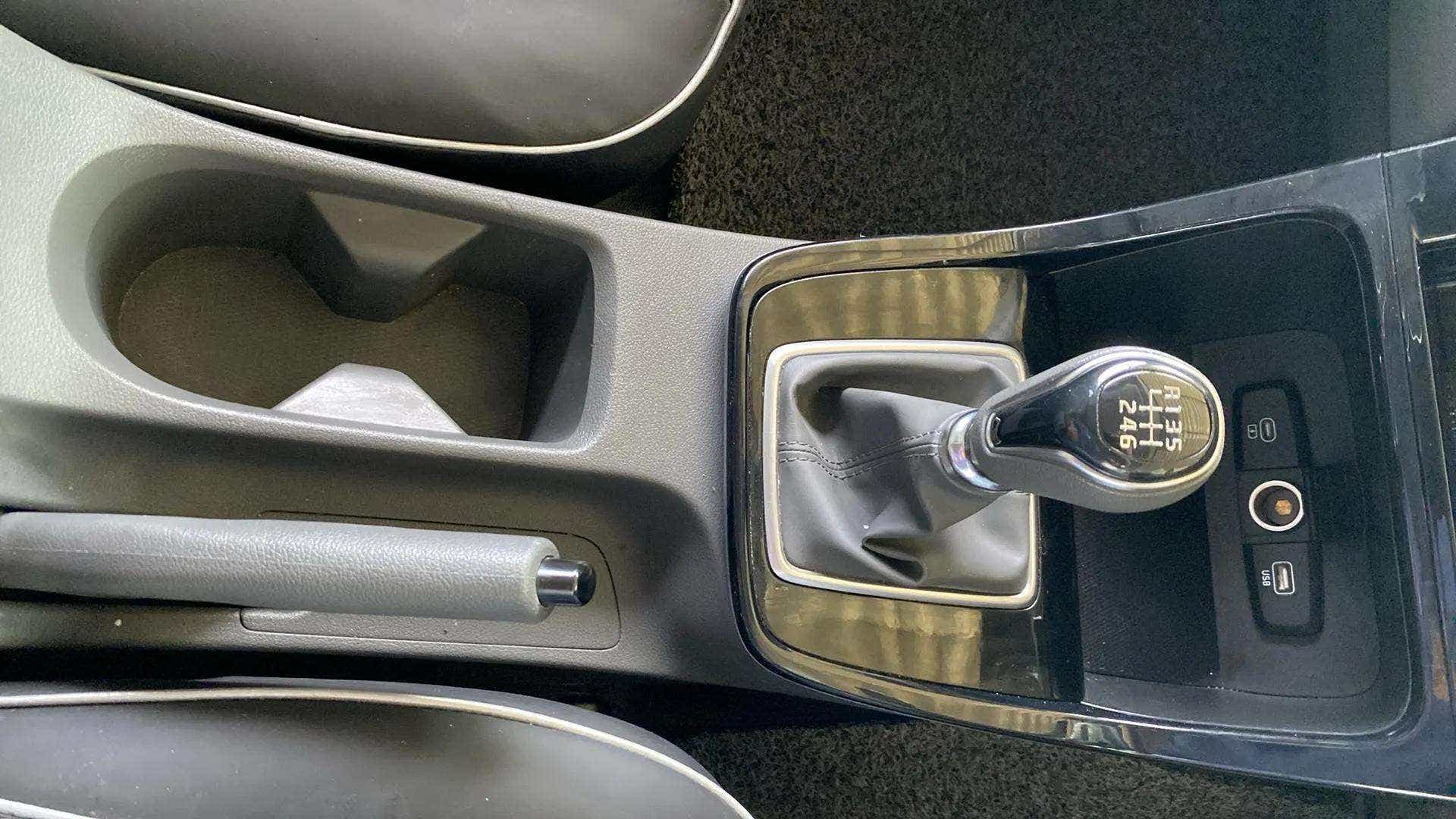 Gear shifter and center console of a Hyundai Creta