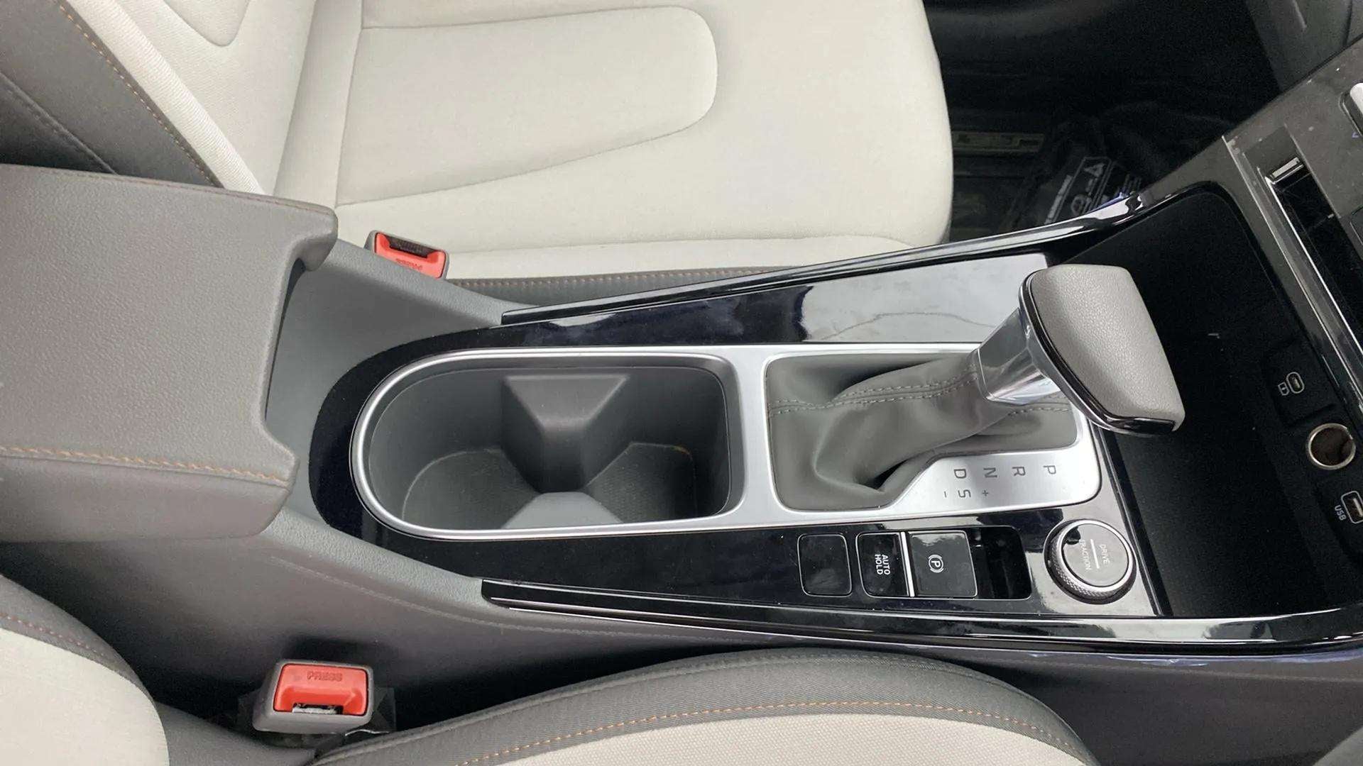Gear shifter and center console of a Hyundai Creta