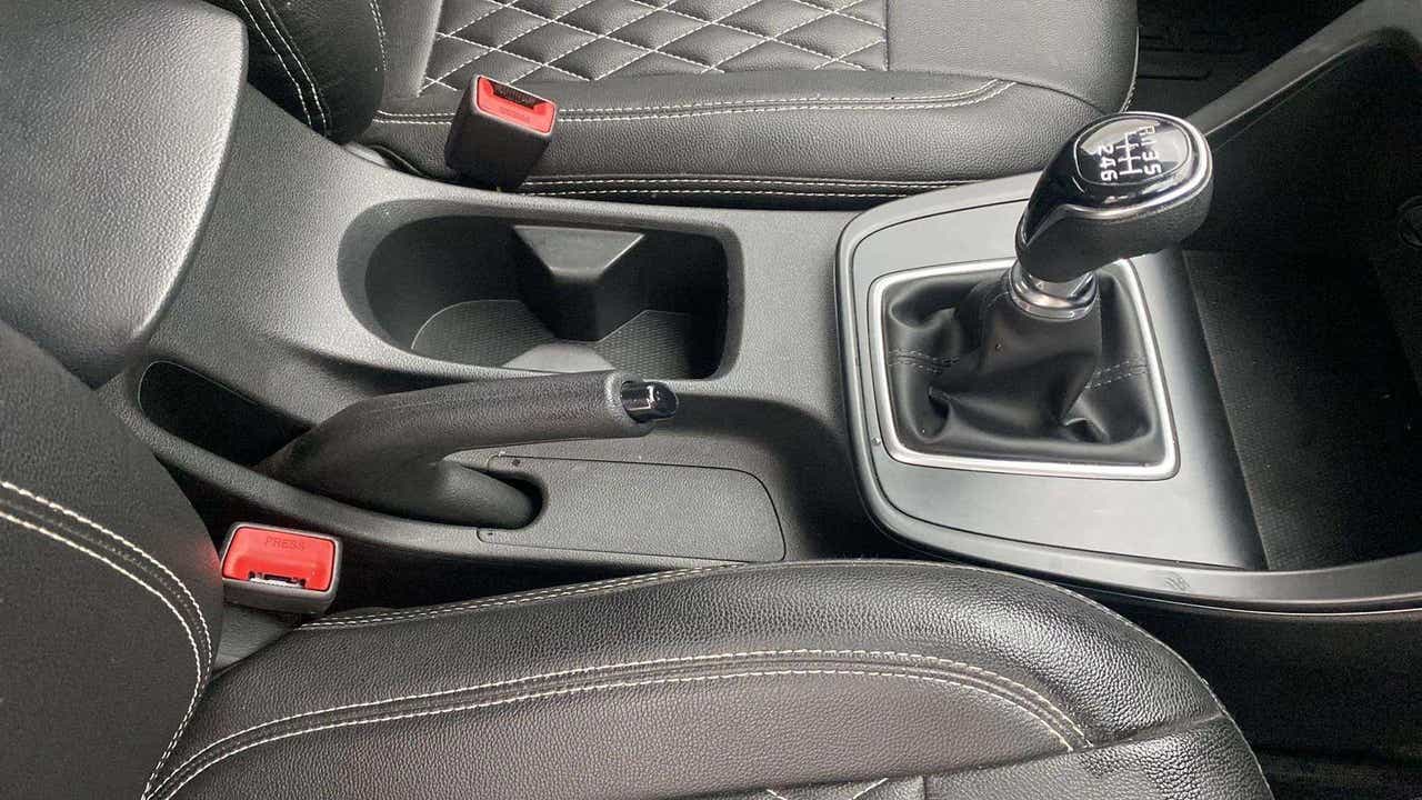 Center console and gear lever of a Hyundai Creta 2018-2023