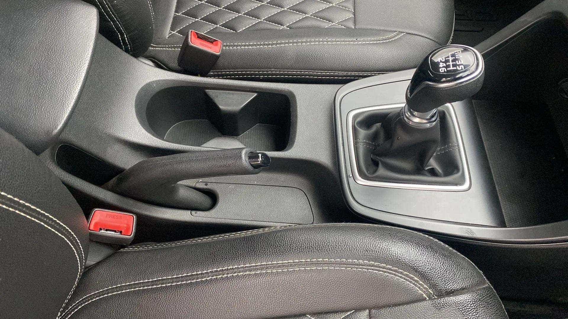 Center console and gear lever of a Hyundai Creta 2018-2023