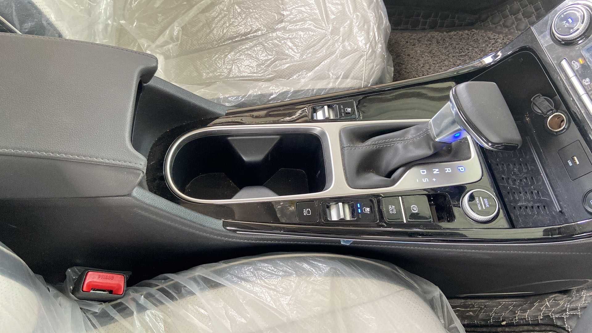 Center console and gear lever of a Hyundai Creta 2018-2023