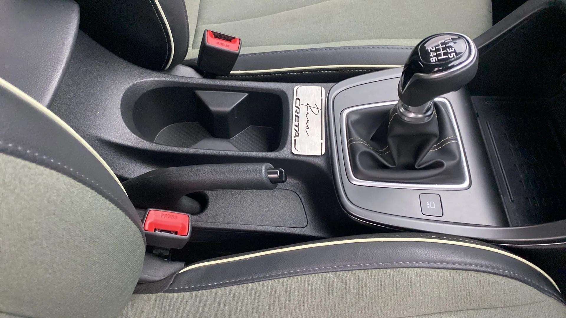 Gear shifter and handbrake area of a Hyundai Creta 2018-2023
