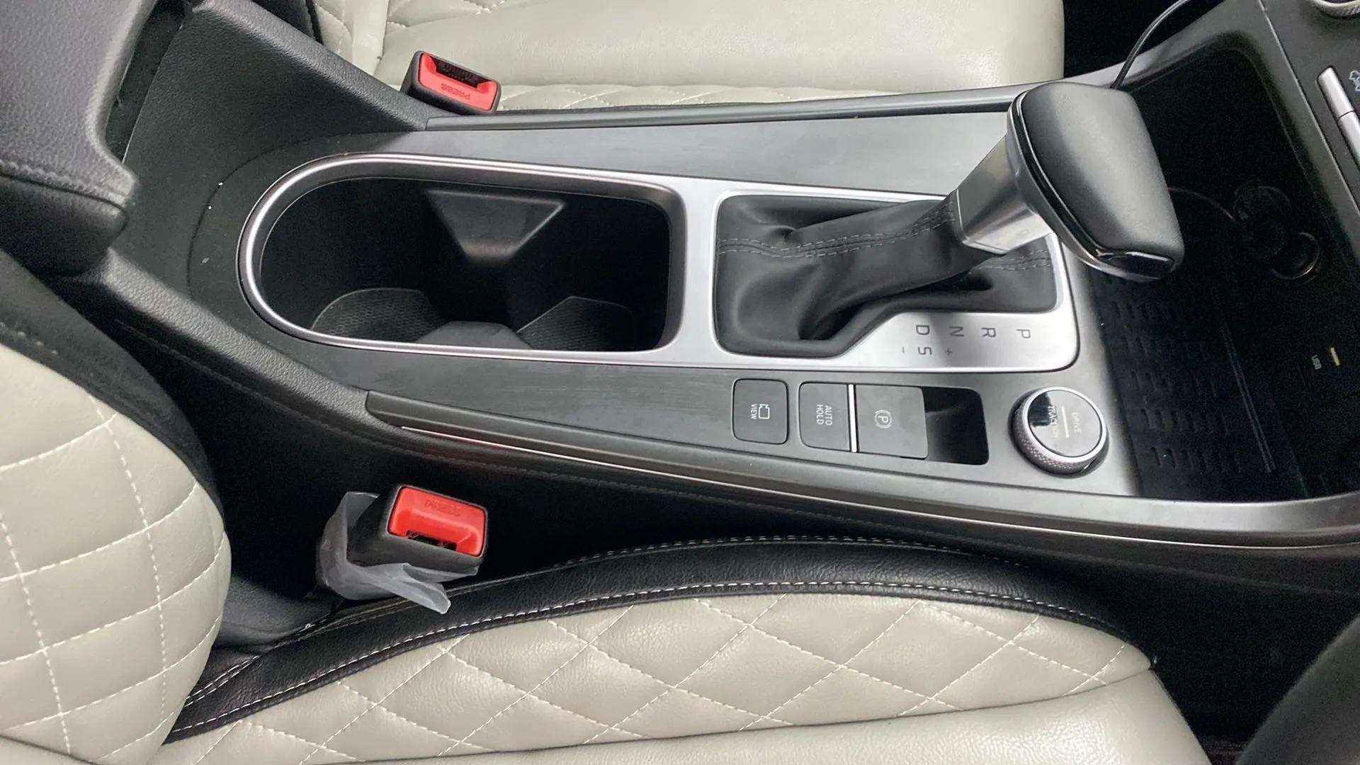 Center console and gear lever of a Hyundai Creta 2018-2023