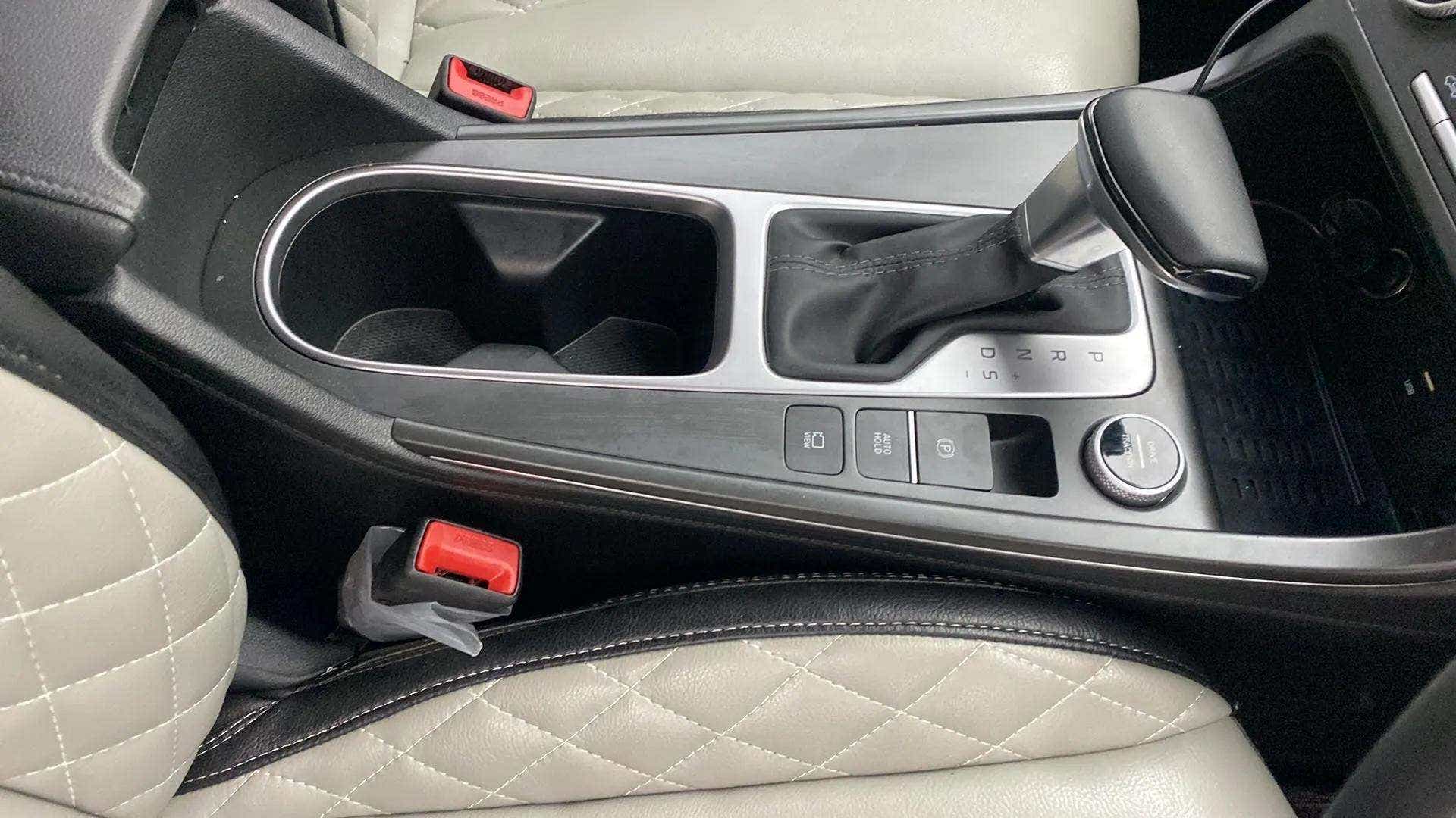 Center console and gear lever of a Hyundai Creta 2018-2023