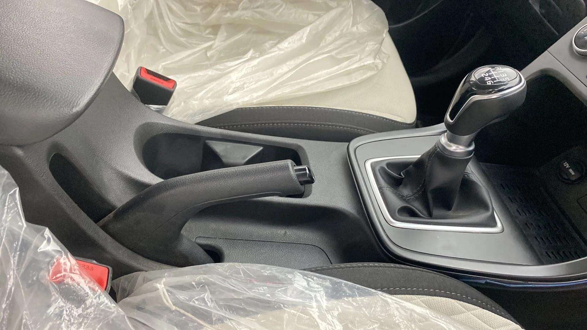 Gear lever and handbrake of a Hyundai Creta 2018-2023