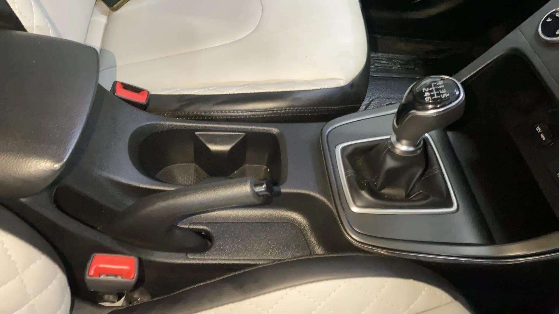 Gear lever and handbrake area of a Hyundai Creta 2018-2023