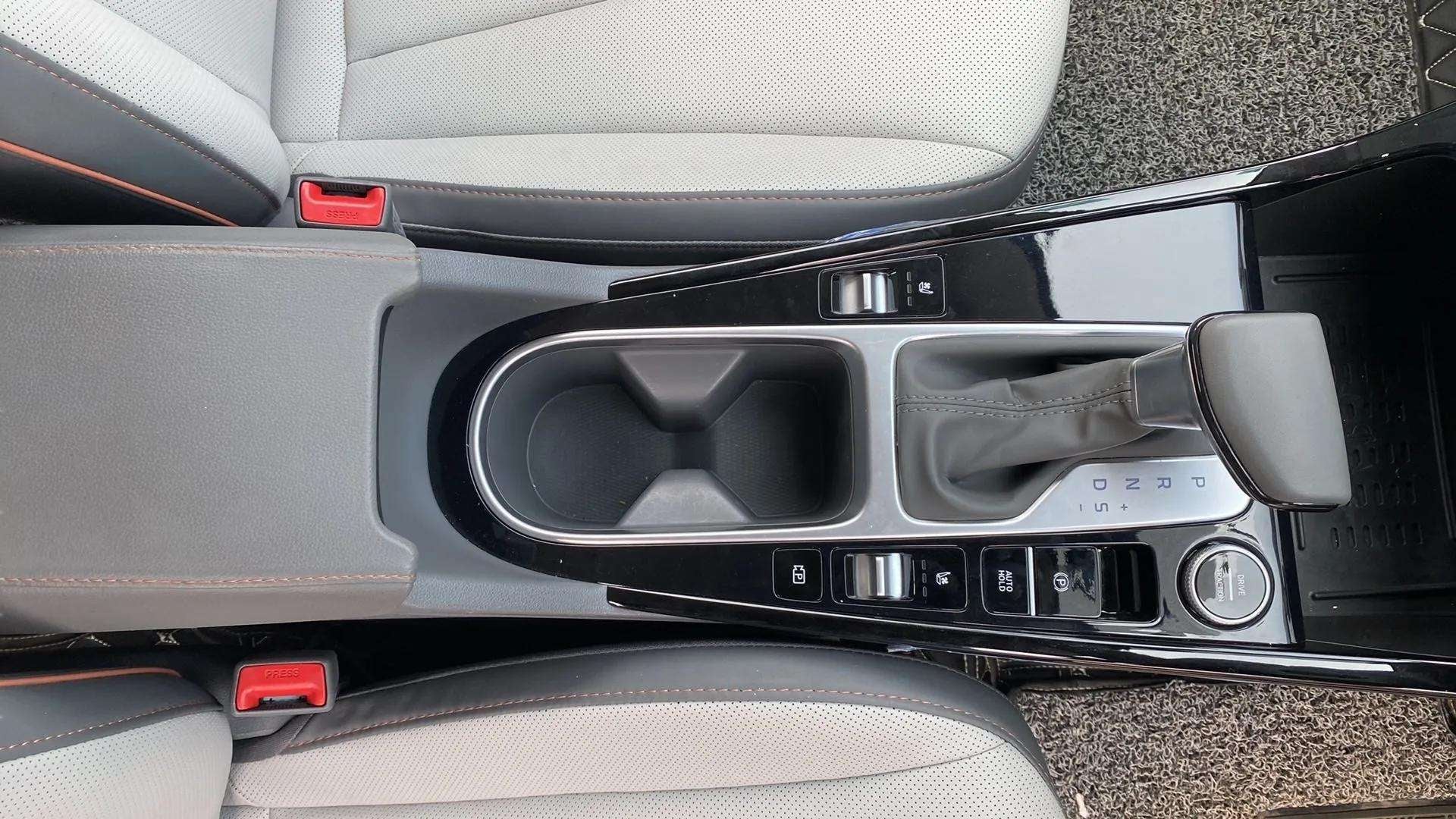 Center console and gear selector of a Hyundai Creta