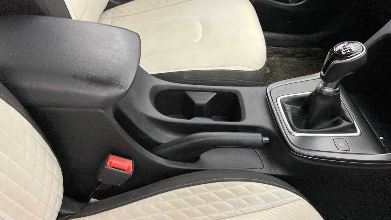 Center console and gear lever of a Hyundai Creta 2018-2023