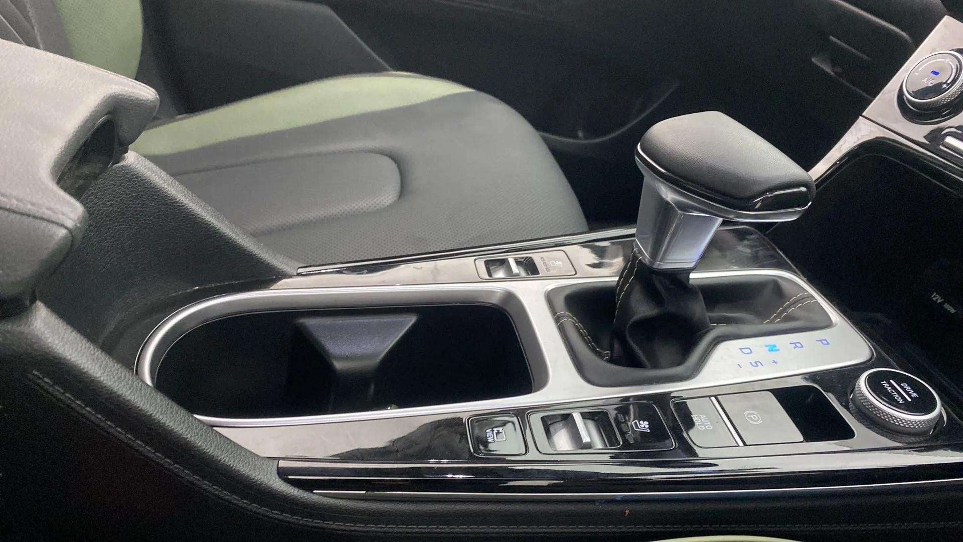 Gear console and center controls of a Hyundai Creta 2018-2023