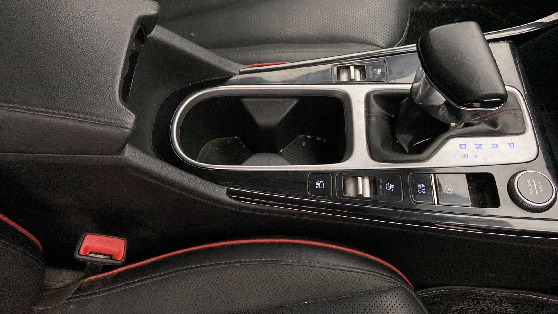 Center console and gear selector of a Hyundai Creta 2018-2023