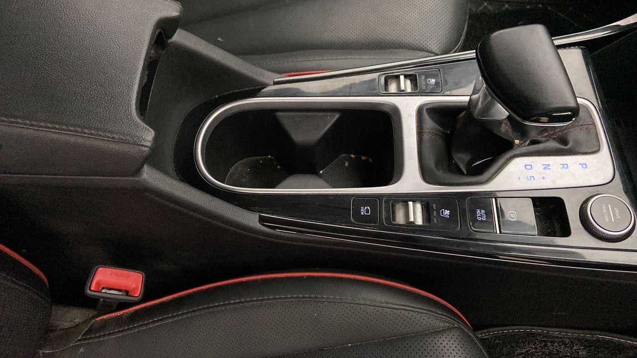 Center console and gear selector of a Hyundai Creta 2018-2023