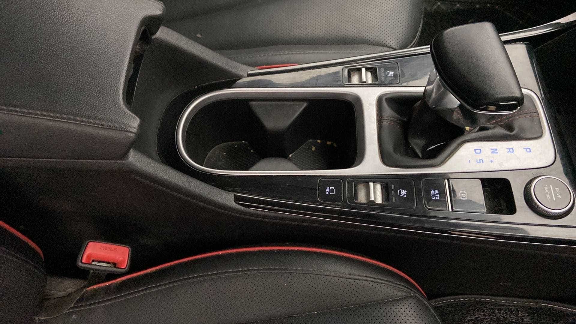 Center console and gear selector of a Hyundai Creta 2018-2023