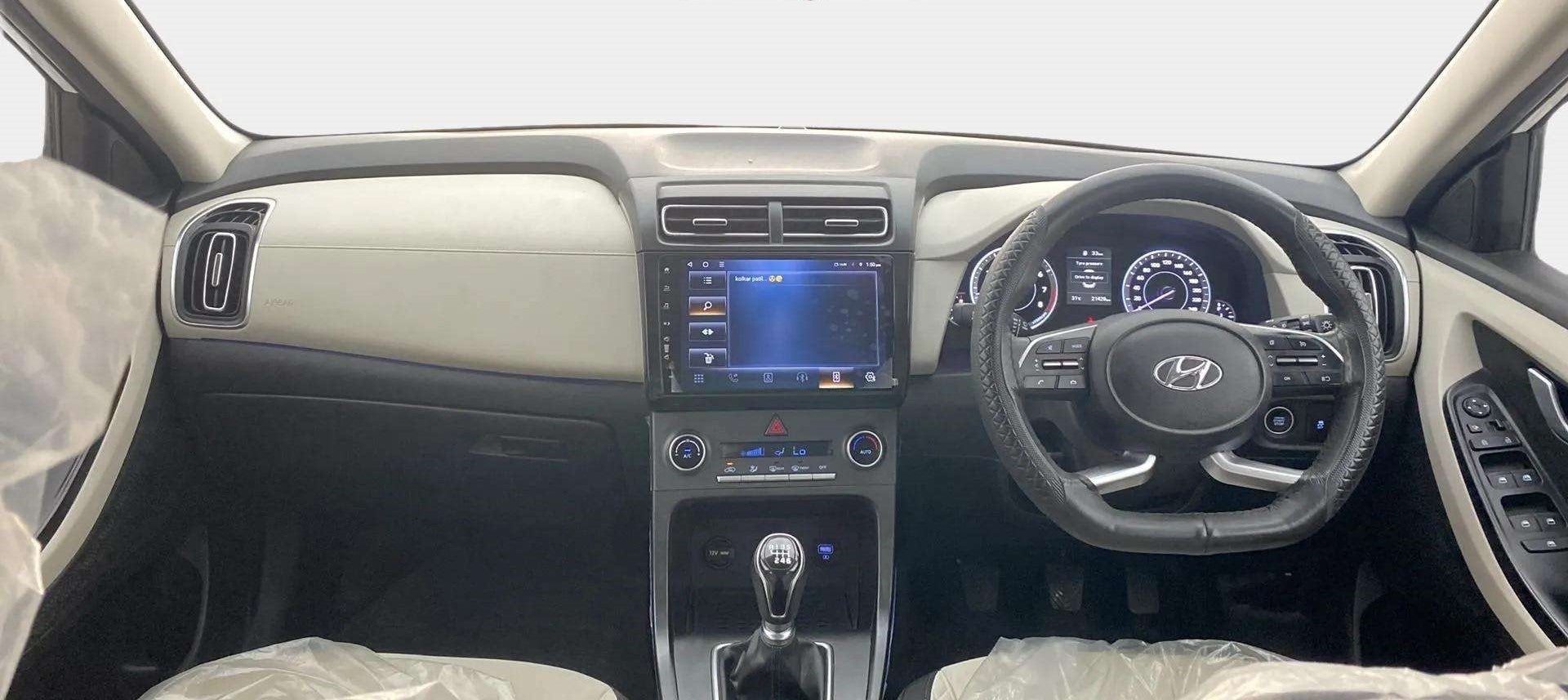Dashboard and steering wheel of a Hyundai Creta 2018-2023