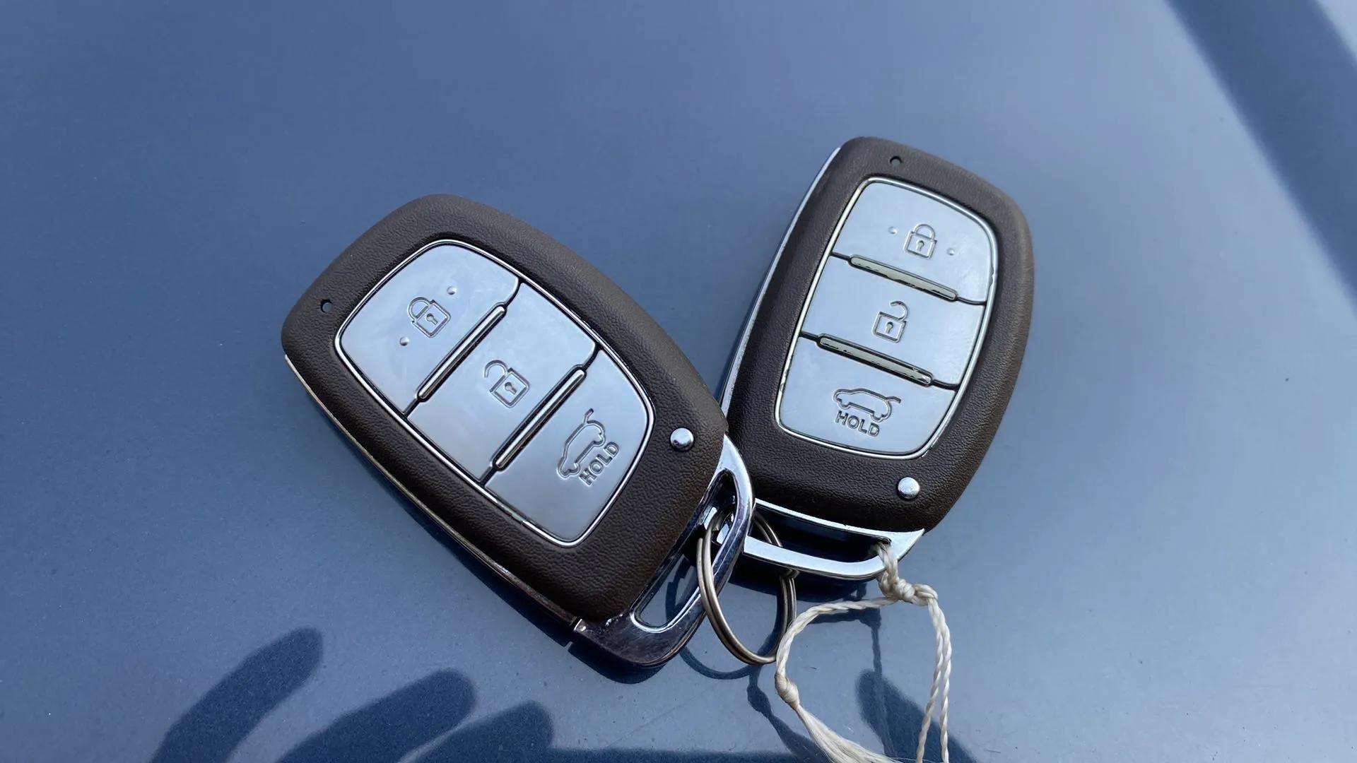 Key fobs of a Hyundai Creta 2018-2023