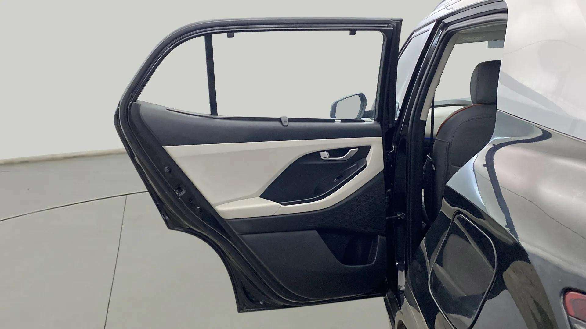 Rear door interior of a Hyundai Creta 2018-2023