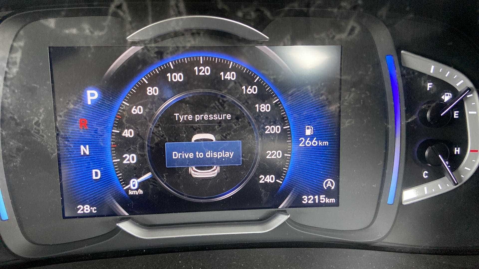 Instrument cluster of a Hyundai Creta 2018-2023 displaying tyre pressure information