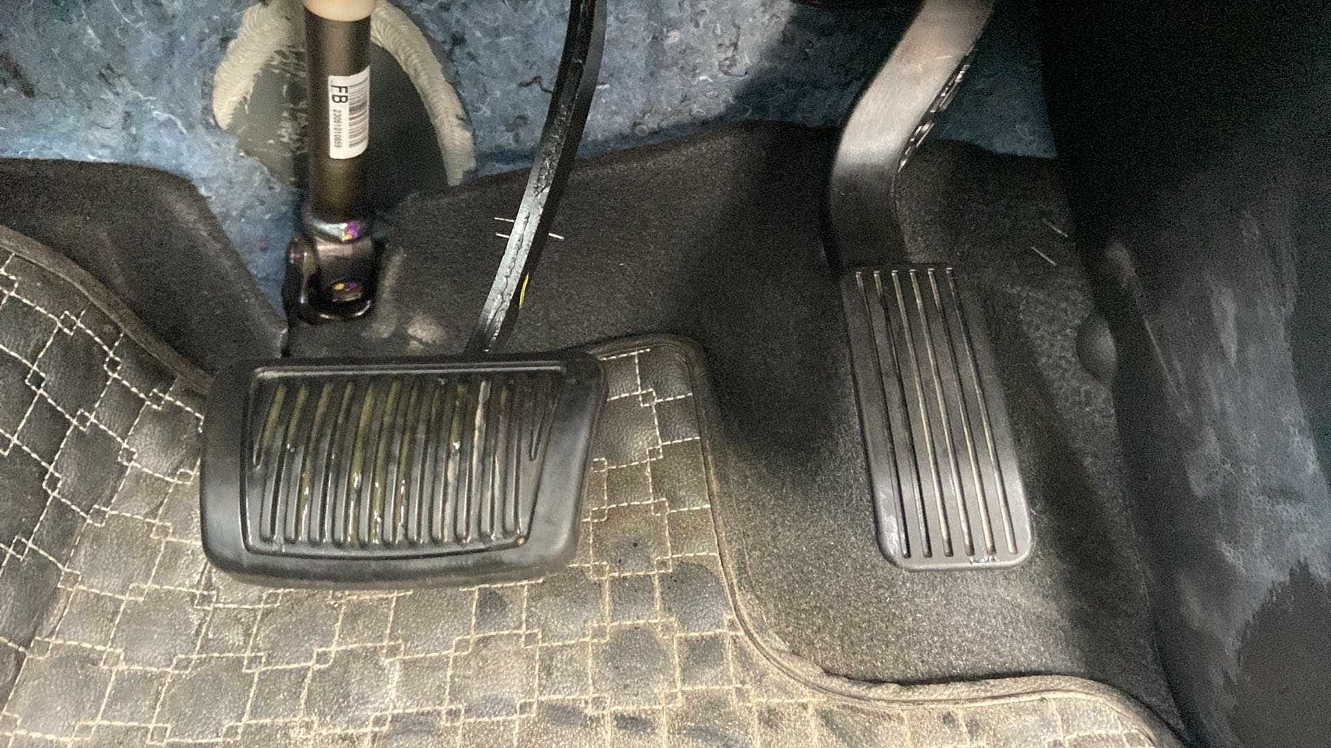 Footwell view showing brake and accelerator pedals of a Hyundai Creta 2018-2023