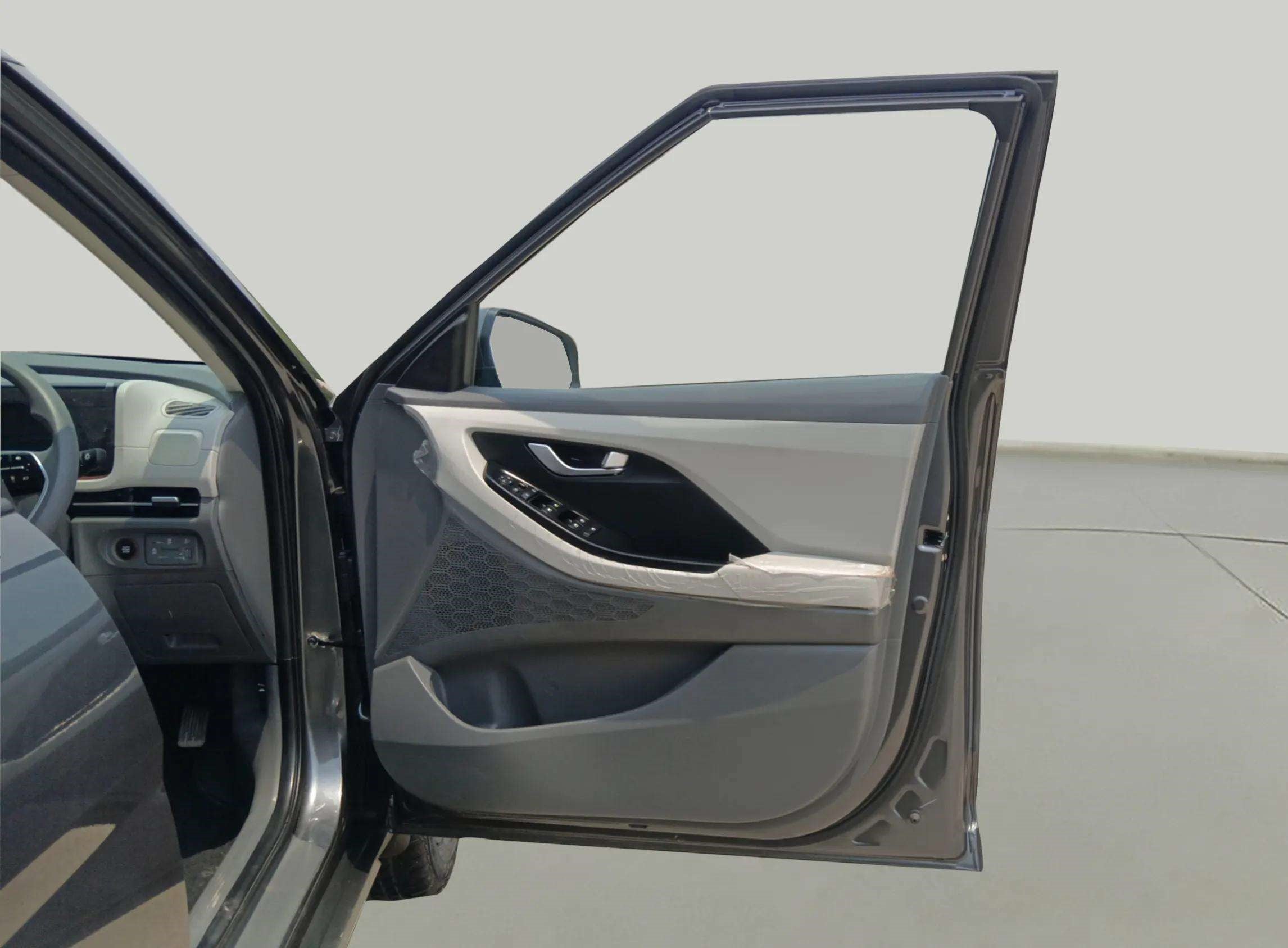 Driver-side door interior of a Hyundai Creta