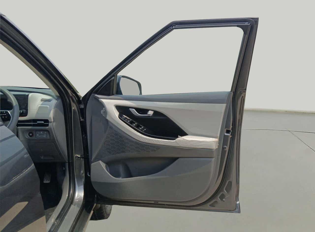 Driver-side door interior of a Hyundai Creta