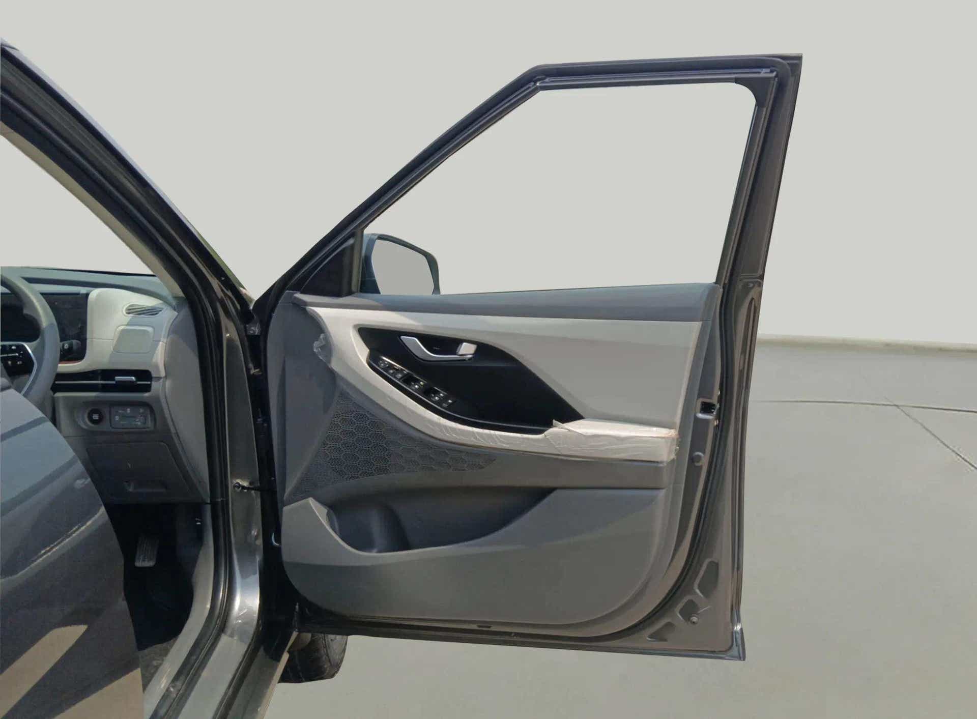 Driver-side door interior of a Hyundai Creta
