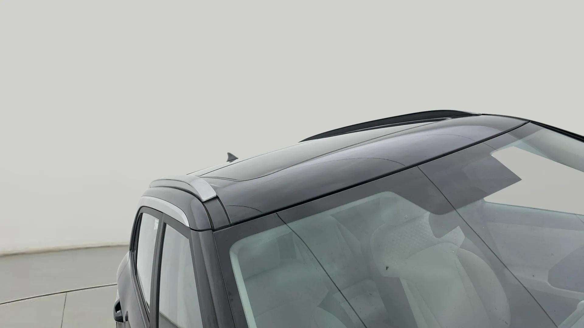 Roof and windshield view of a Hyundai Creta
