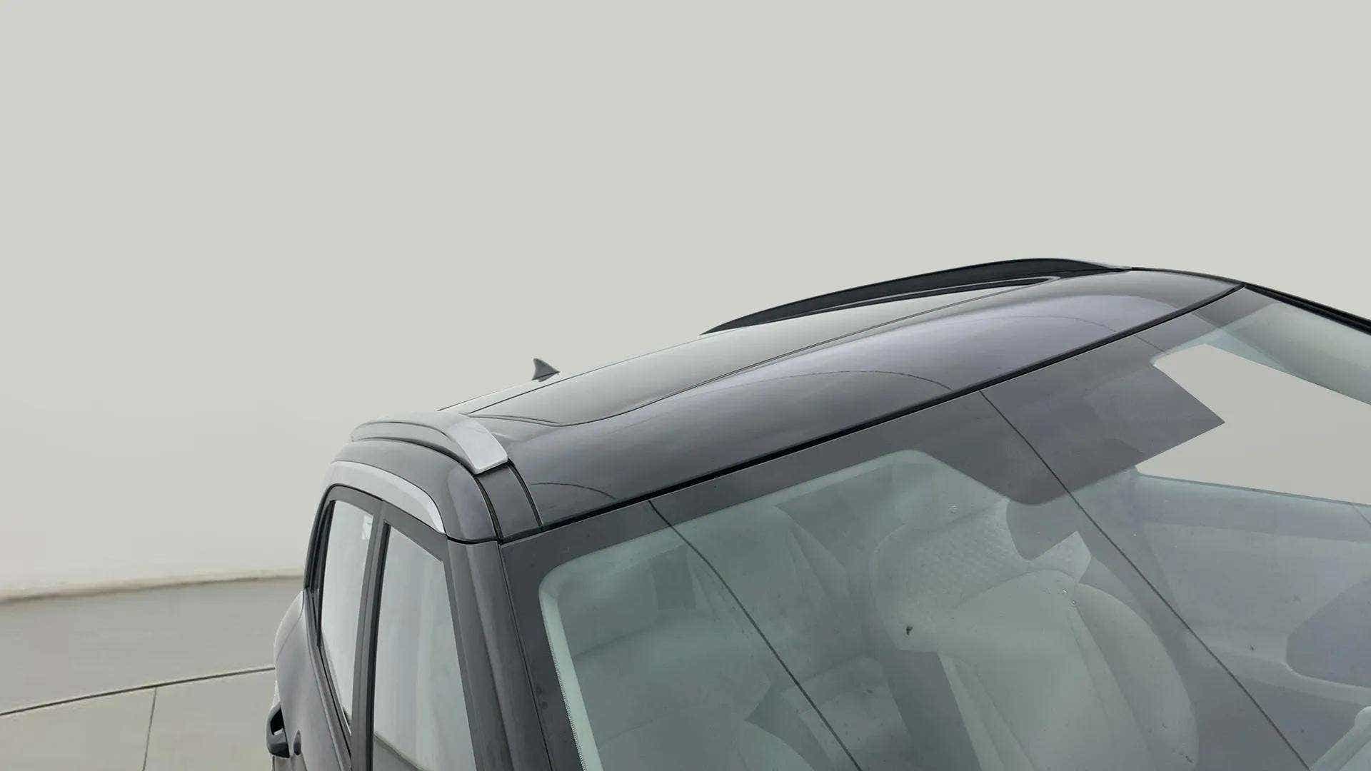 Roof and windshield view of a Hyundai Creta