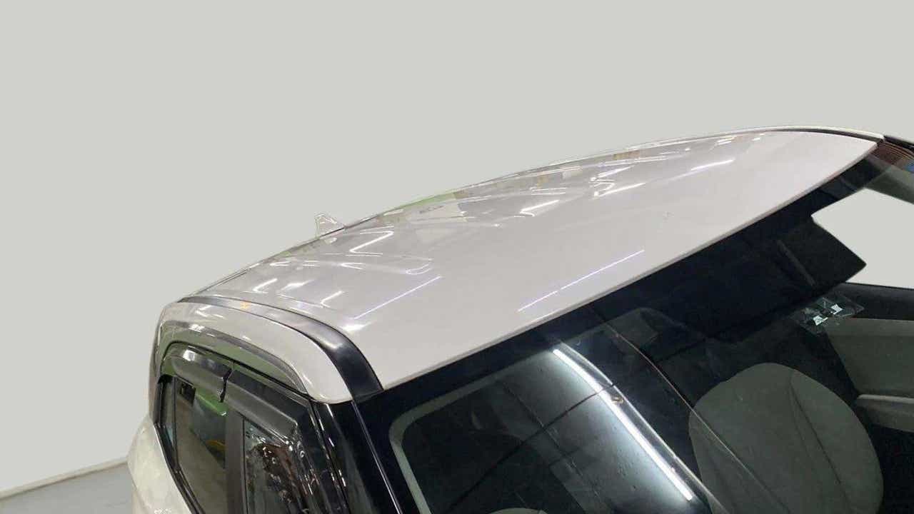Roof and upper side view of a Hyundai Creta 2018-2023