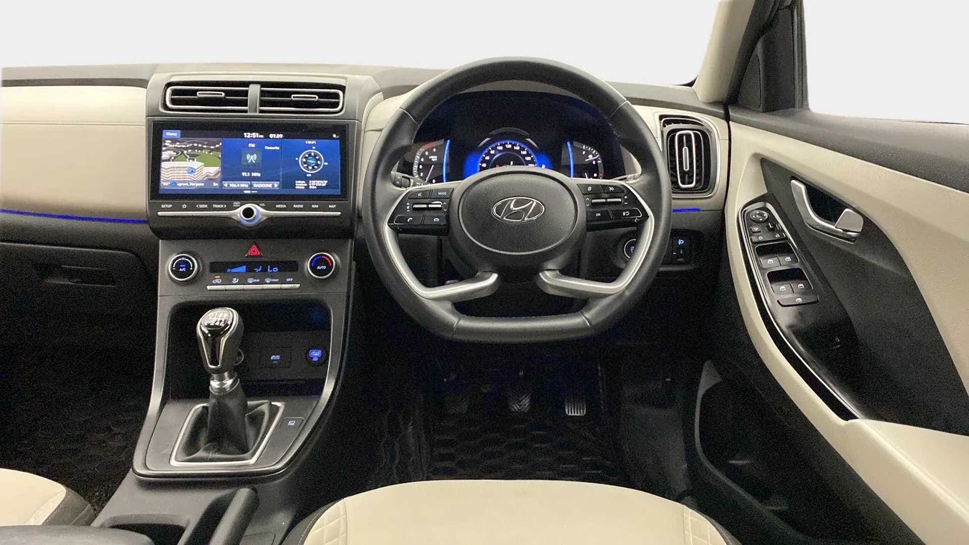 Dashboard and steering wheel of a Hyundai Creta 2018-2023