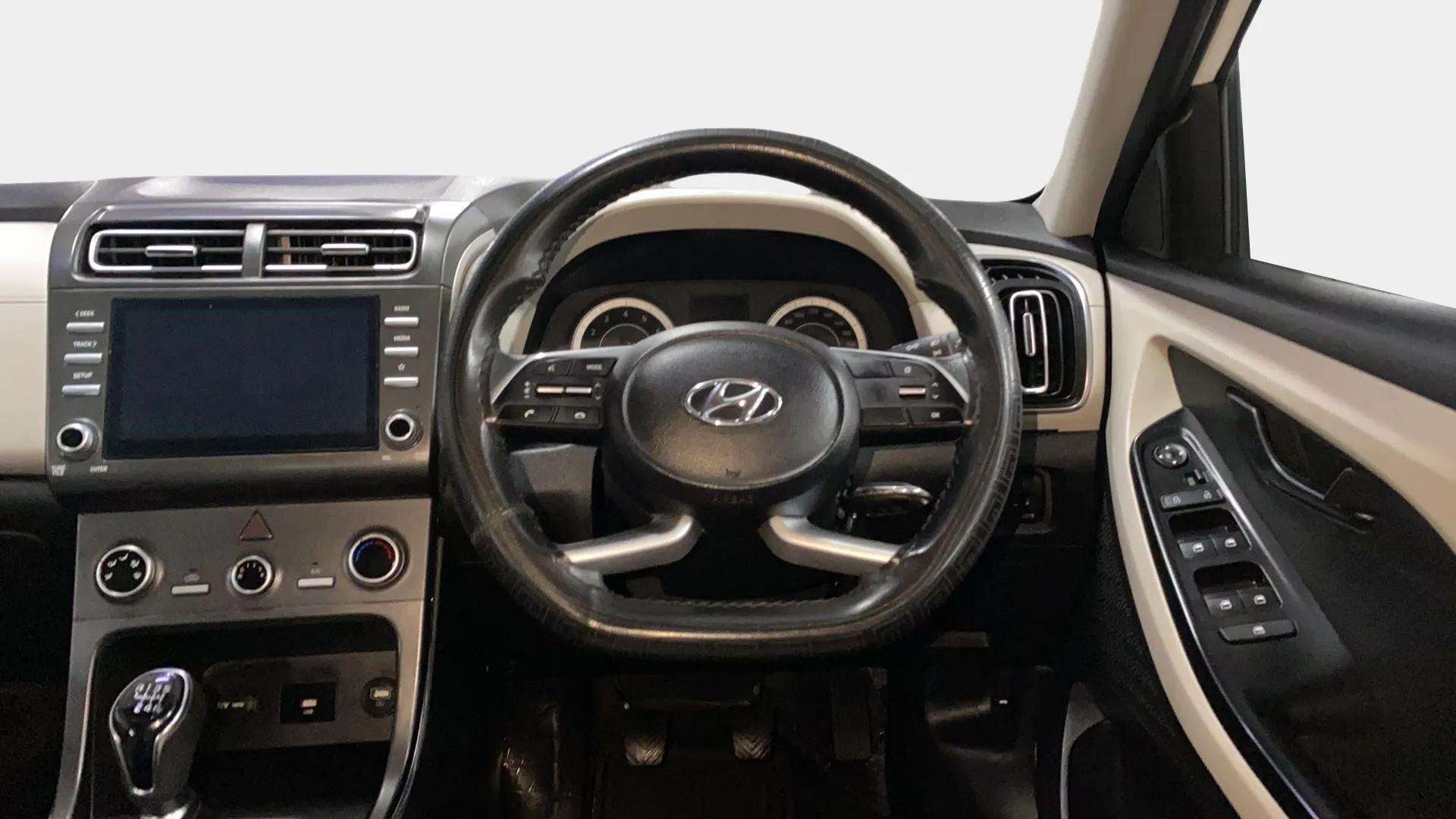 Dashboard and steering wheel of a Hyundai Creta 2018-2023