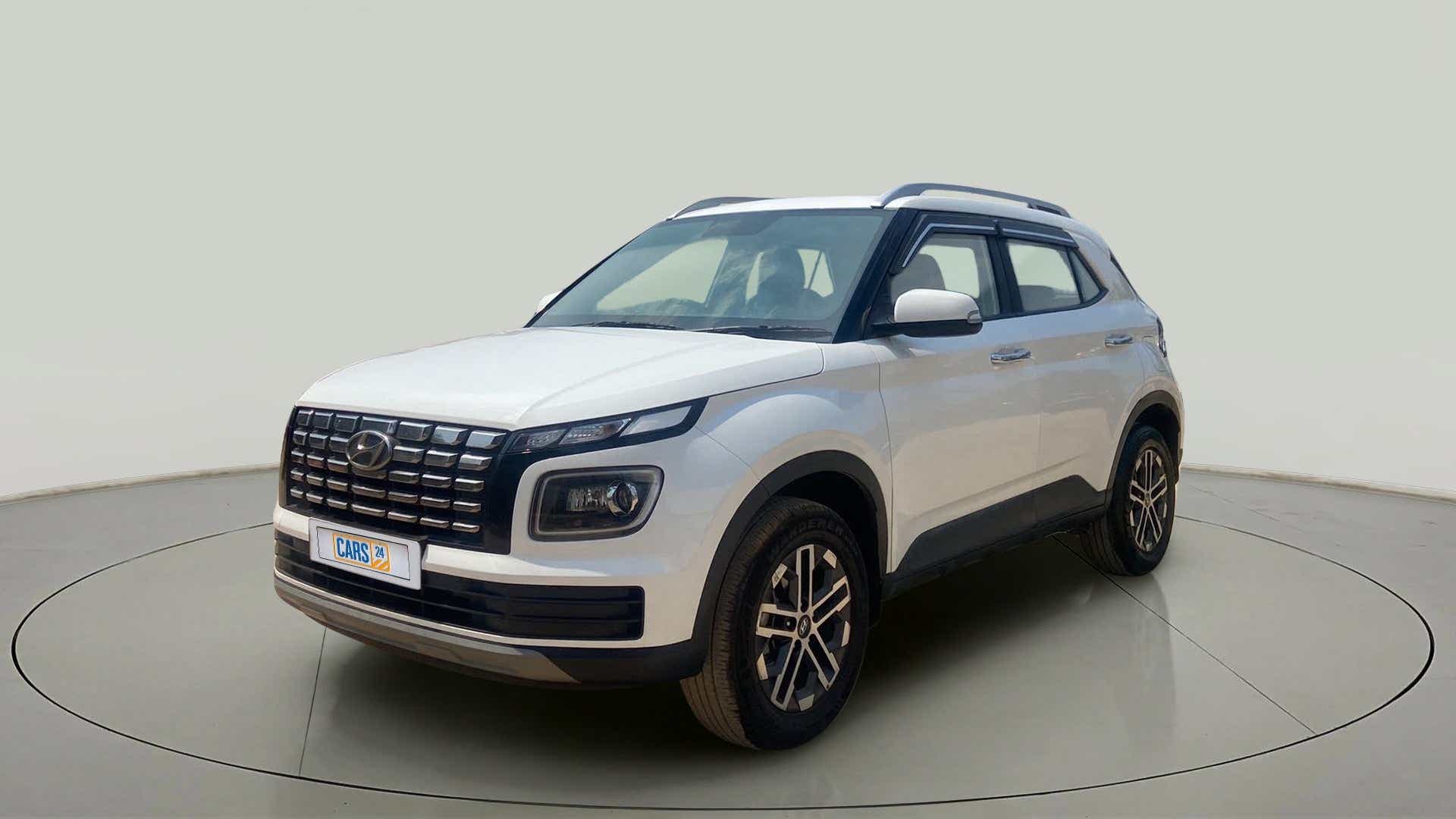 Front three-quarter view of a Atlas White Hyundai Venue