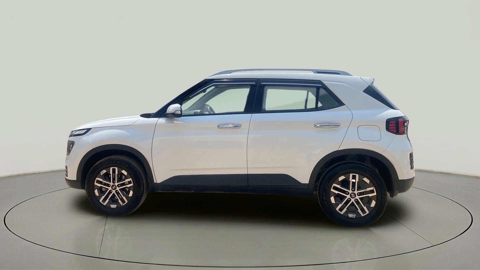 Left side view of a Atlas White Hyundai Venue