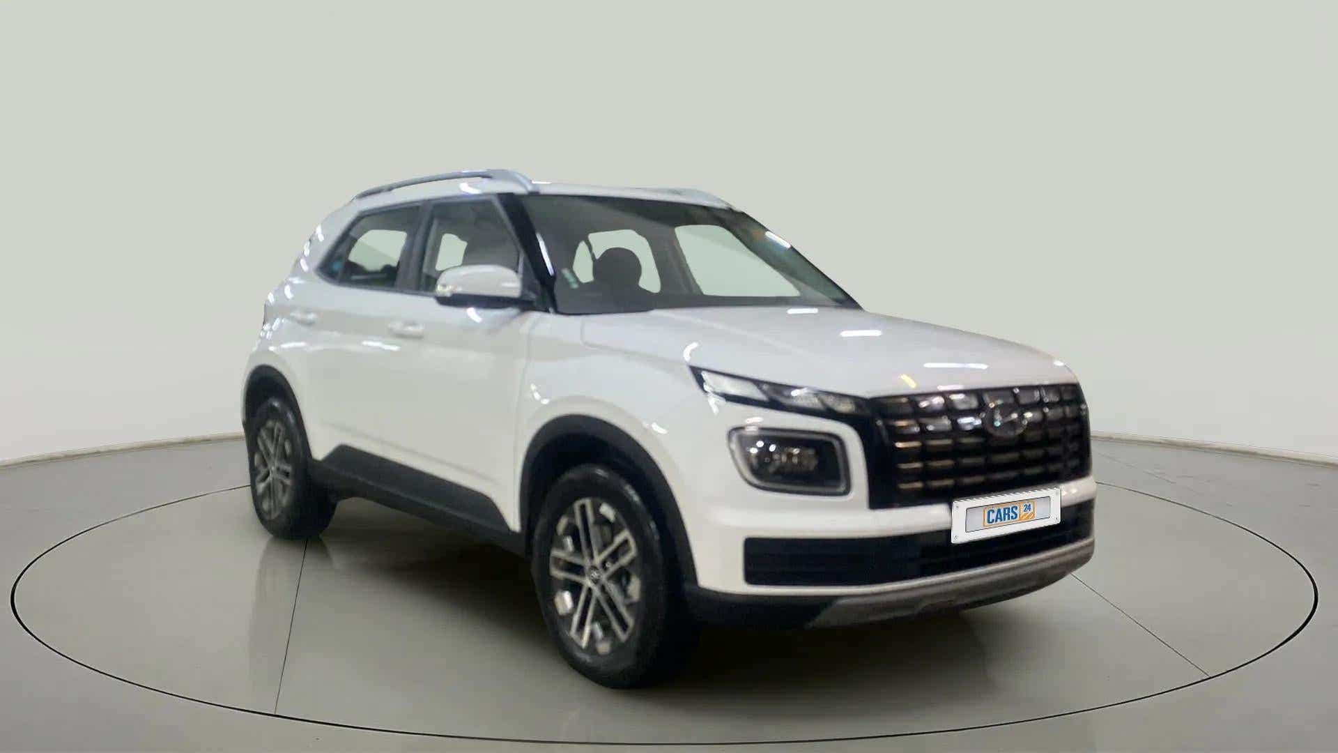 Front three-quarter view of a Atlas White Hyundai Venue
