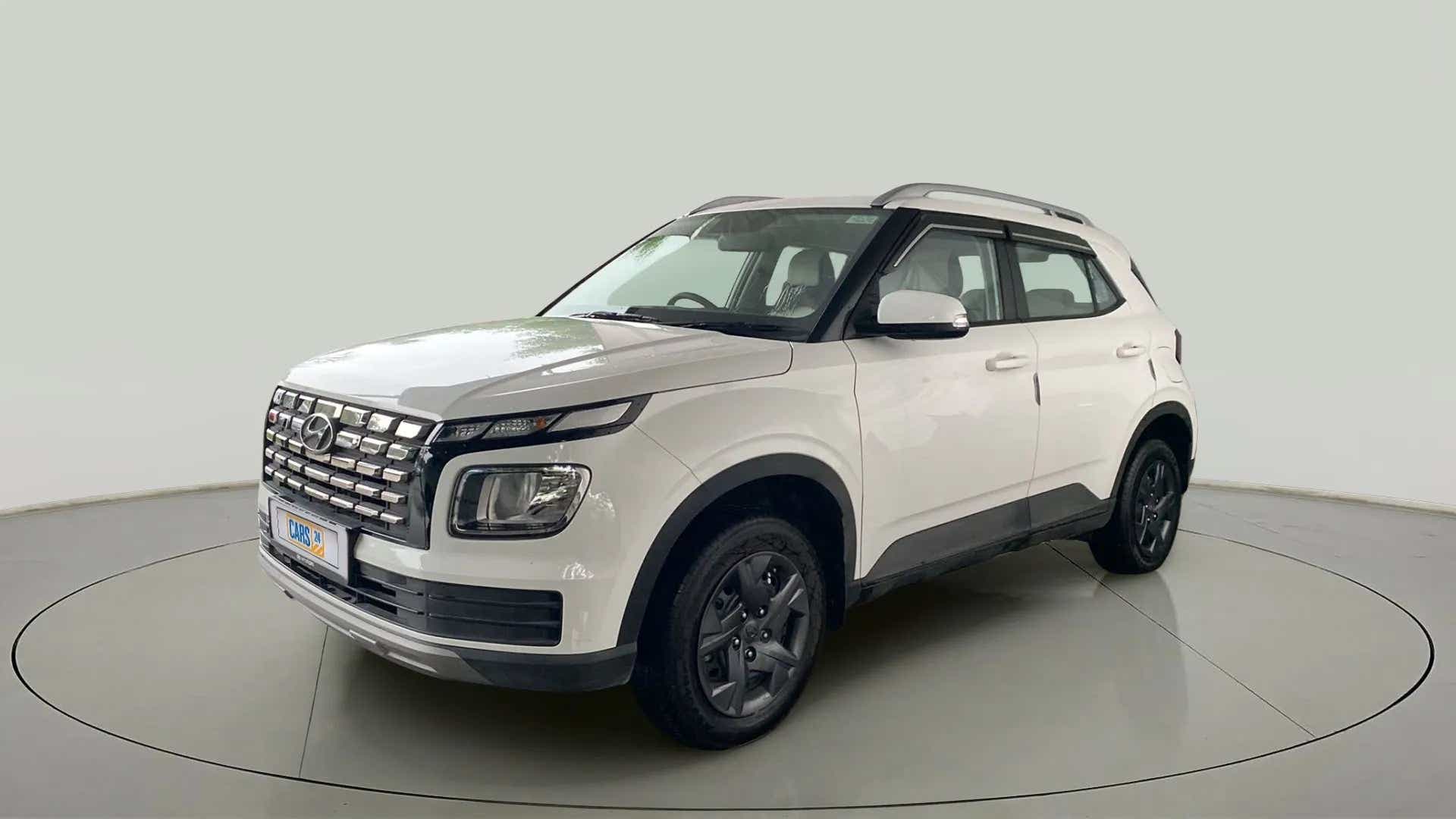 Front three-quarter view of a Atlas White Hyundai Venue