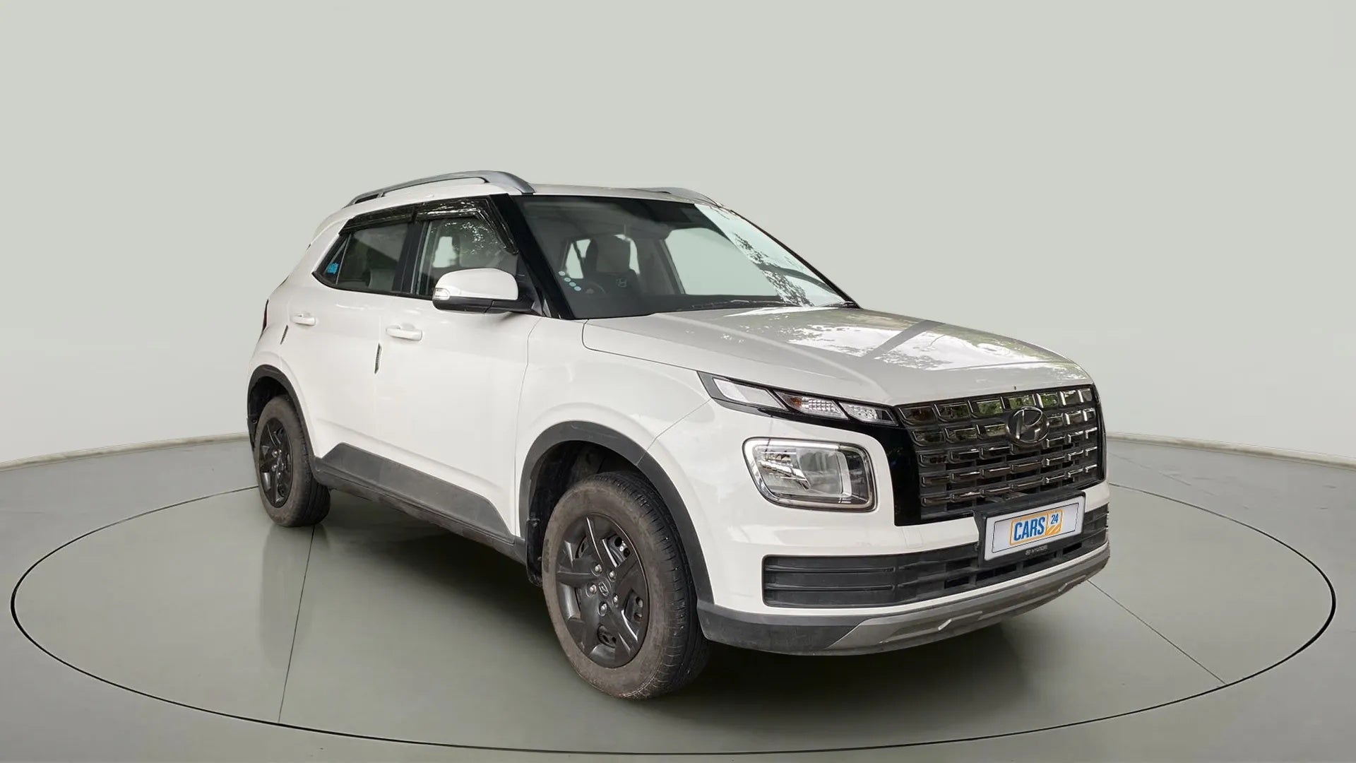 Front three-quarter view of a Atlas White Hyundai Venue