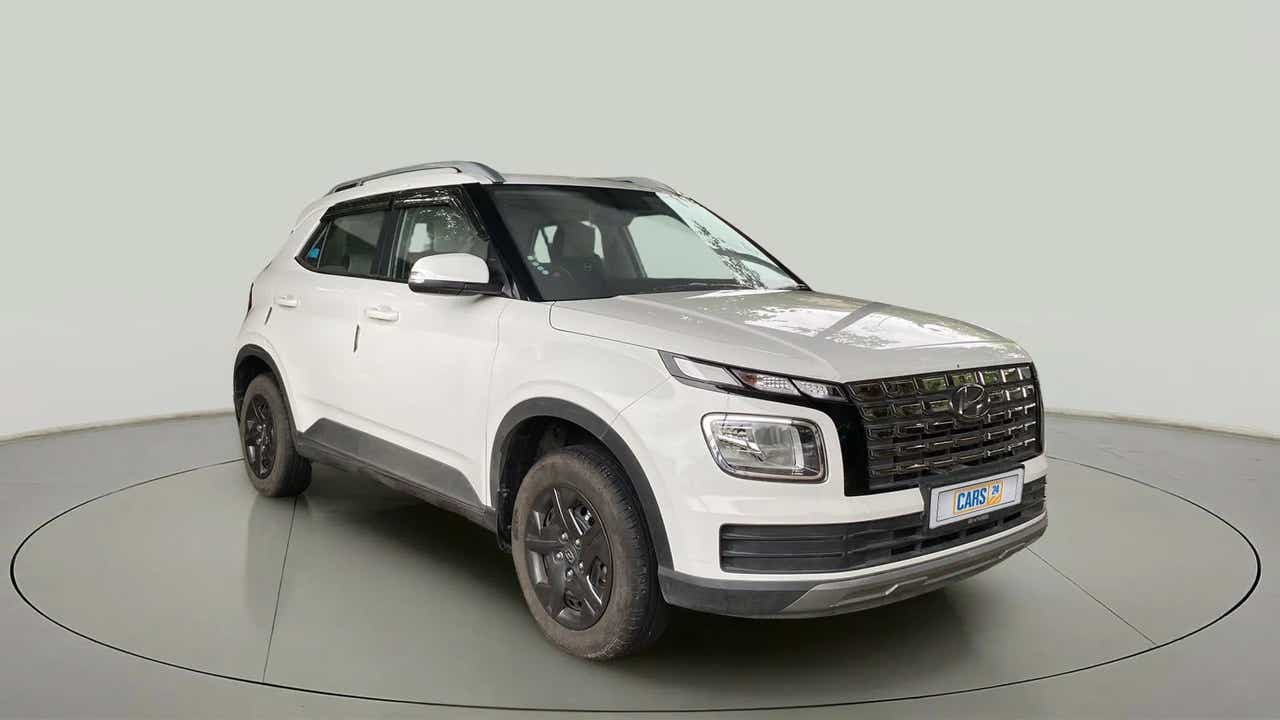 Front three-quarter view of a Atlas White Hyundai Venue