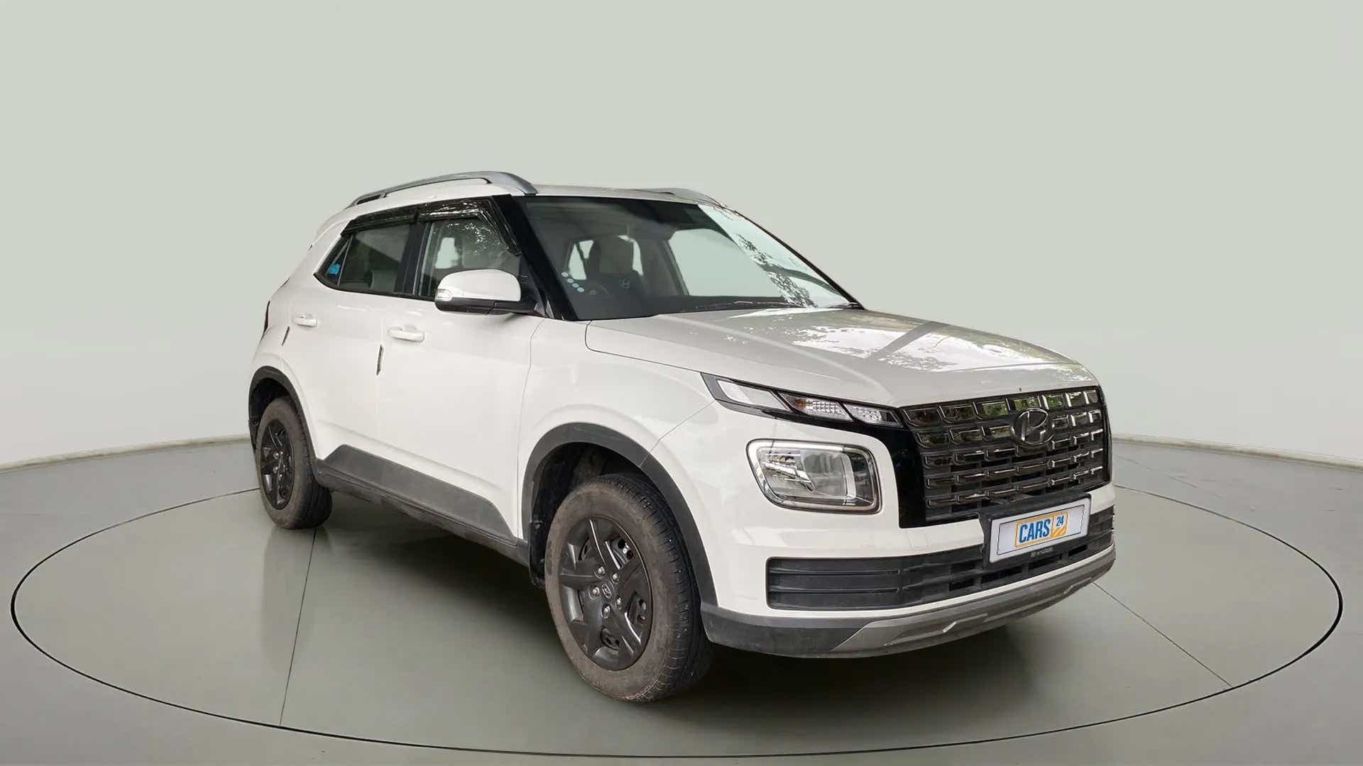 Front three-quarter view of a Atlas White Hyundai Venue