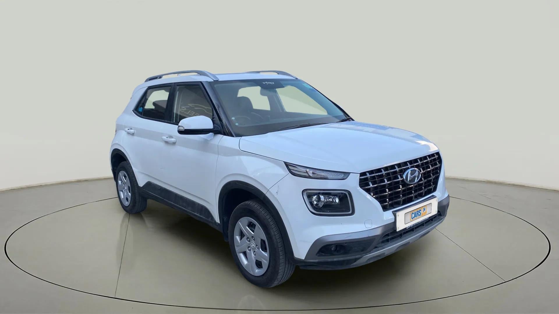 Front three-quarter view of a Atlas White Hyundai Venue