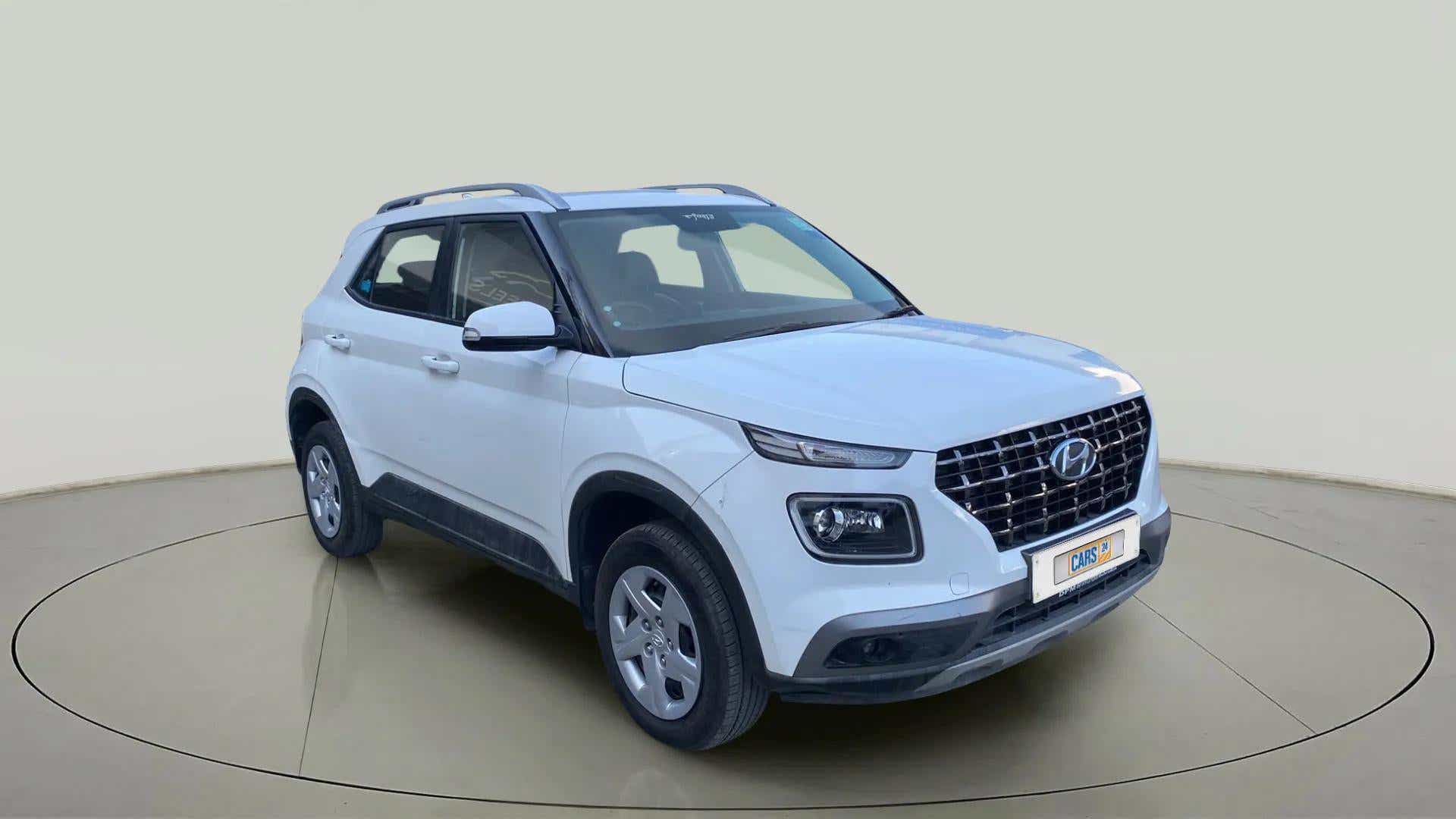 Front three-quarter view of a Atlas White Hyundai Venue